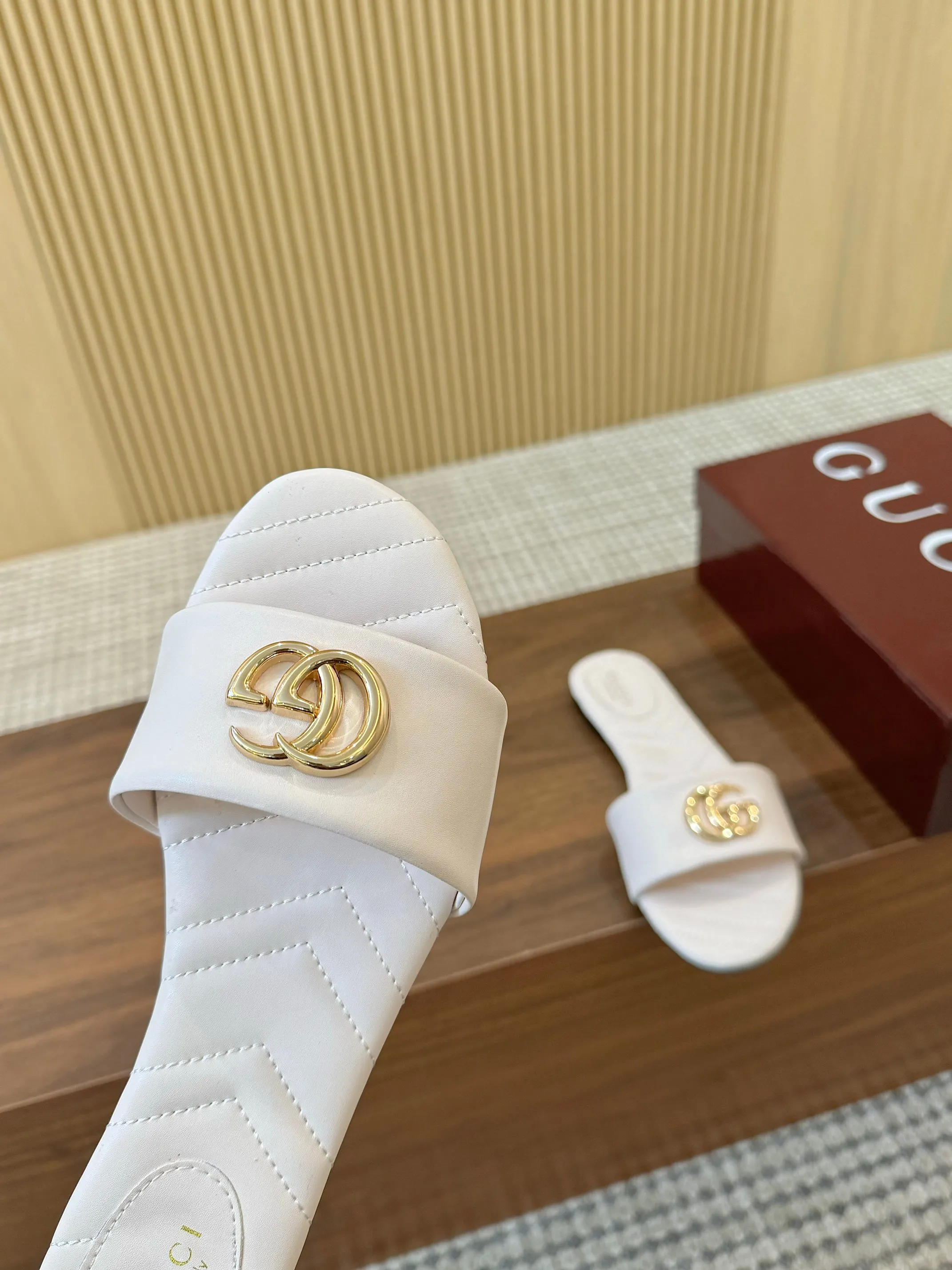 👟👟Ex-factory price 440👟👟 💯💯💯Gucci 2025 spring and summer latest popular slip-on sandals series... [Round toe] Latest double G buckle. Embroidery style Original quality 🍃Original European style, 💥perfect on the feet💃💃When worn with this shoe, it is elegant and crystal clear. No matter the materials of the accessories, they are all customized one by one. You must go to get the original version. The whole series is full of exciting and innovative elements. The texture of different materials, the texture of the materials, and the expression of the materials have a strong artistic atmosphere... ❶ Upper: imported cowhide ❷ Inner lining: customized imported sheepskin ❸ Foot pads: customized imported sheepskin ❹ Outsole: imported Italian genuine leather outsole ❺ Heel height: 1.5CM ❻ Packaging: Original full set of packaging ❼ Code number: 35-43 (41.42.43 customized is not returnable)